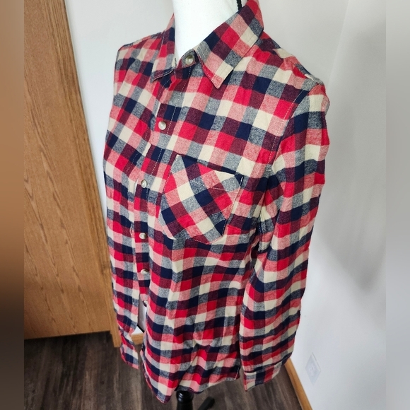 Field and Stream Plaid Button Up Shirt - Picture 2 of 4